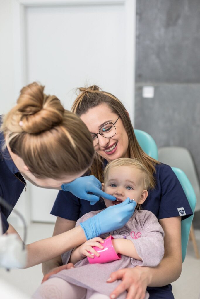 Czy zgrzytanie zębami u dziecka jest normalne? 01/03/2026 dziecko u dentysty Wrocław