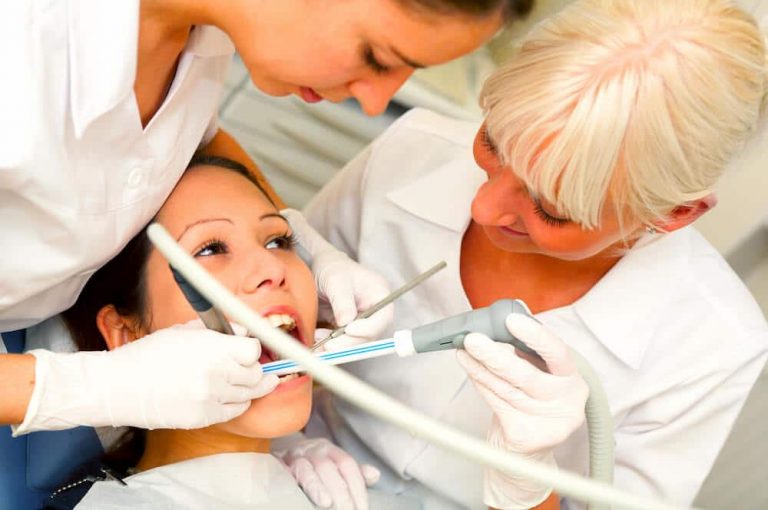 Piaskowanie zębów u dentysty co to?