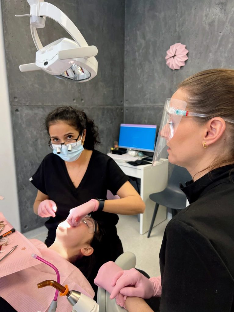 Dentysta we Wrocławiu – 5 sposobów na wizytę bez bólu i stresu! 07/03/2025 dobry dentysta w stomo clinic wrocław