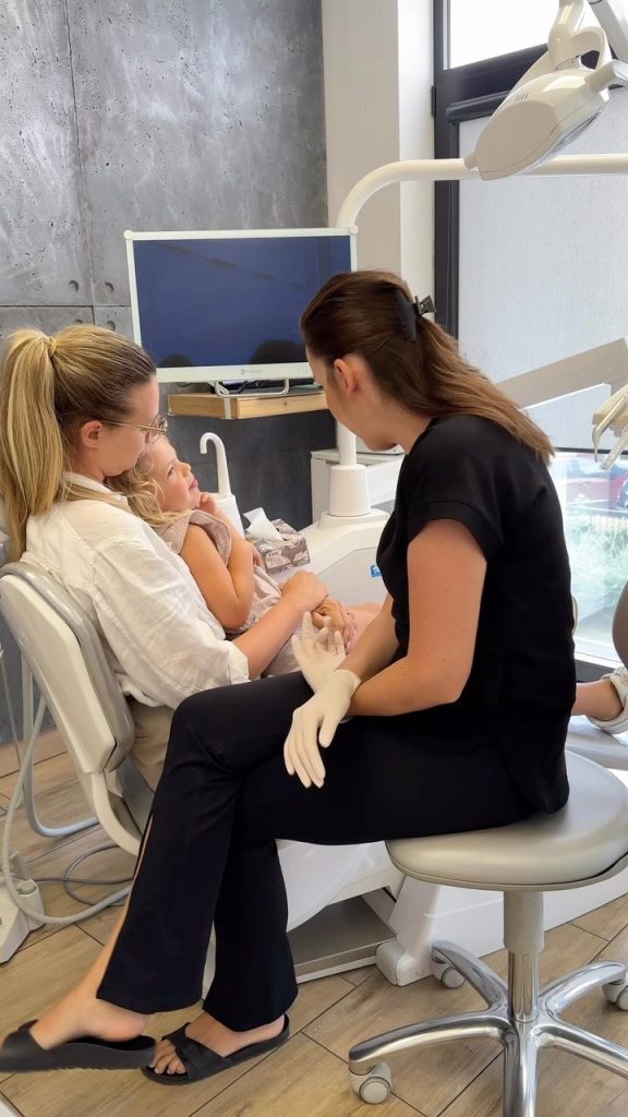 Dentist for children - how to prepare the child for the visit and when to apply? 14/03/2025 A good dentist for children while talking to a young patient