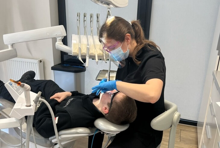 Dentysta Wrocław – jak wybrać dobrego stomatologa we Wrocławiu? 24/03/2026 Na zdjęciu widoczny jest dentysta rozmawiający z pacjentem w przyjaznej atmosferze, co odzwierciedla indywidualne podejście do każdego pacjenta. W gabinecie stomatologicznym w Wrocławiu panuje spokój, co sprzyja komfortowi podczas wizyty.