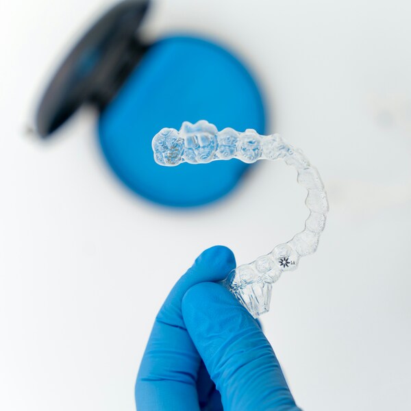 Orthodontic treatment with overlays. 09/06/2022 nakładka ortodontyczna pokazana na tle pudełka na aparat podczas leczenia ortodontycznego nakładkami